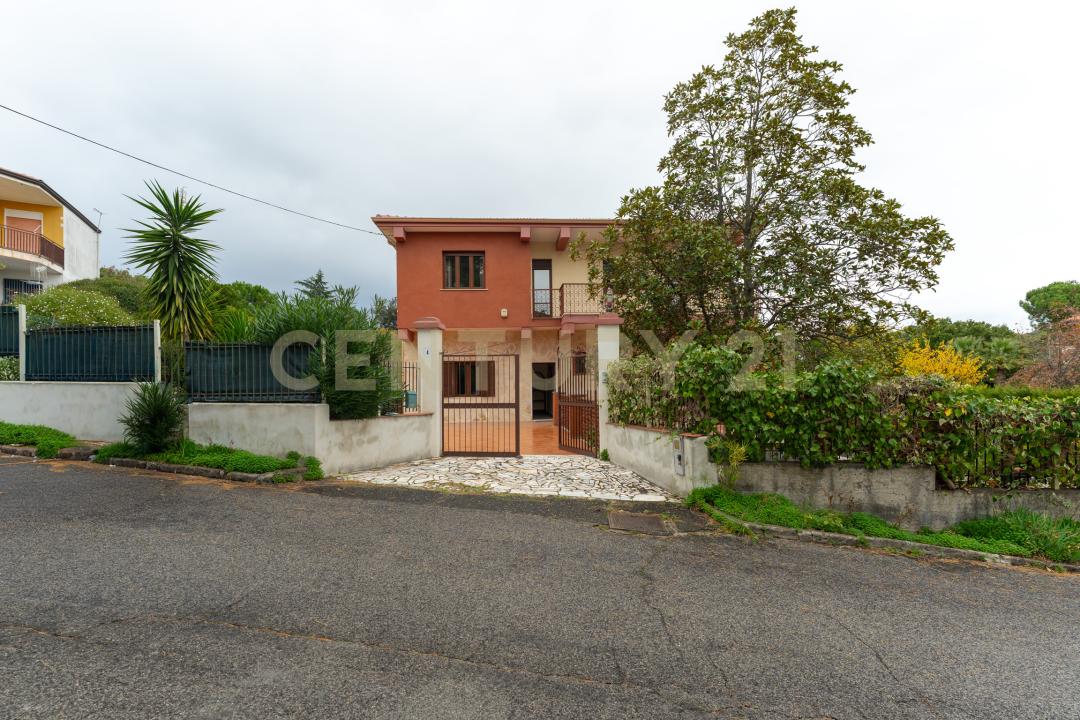 via de pretis, Mascalucia, Sicilia 95030, Italia