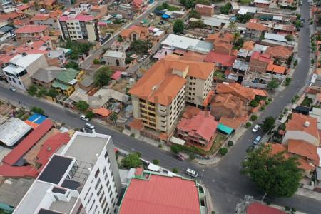 Calle Nicasio Gutiérrez casi esquina con José María Velasco, en la zona Sarco. SN, Oeste, Cochabamba 00001, Bolívia