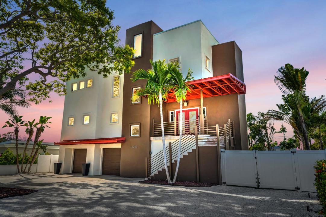 10206 4th St E, Treasure Island, Florida 33706