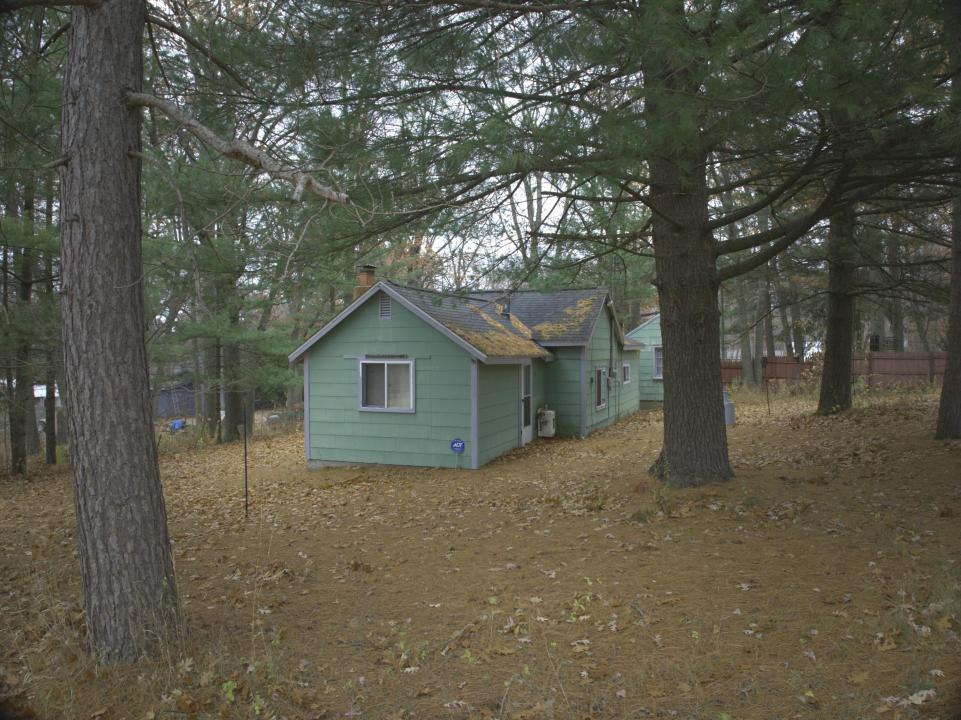 129 Columbus Avenue, Houghton Lake, Michigan 48629