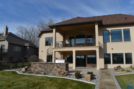 858 E Sawgrass Trail, Dakota Dunes, South Dakota 57049