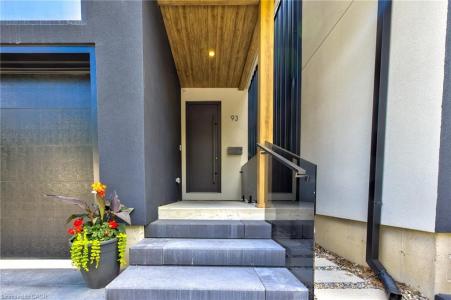 93 OAK STREET, Cambridge, Ontario N1R 4L3, Canada