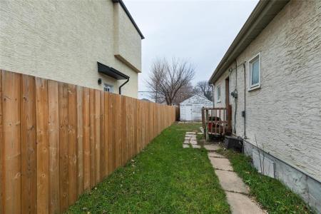 224 HARTFORD AVENUE, Winnipeg, Manitoba R2V 0L8, Canadá