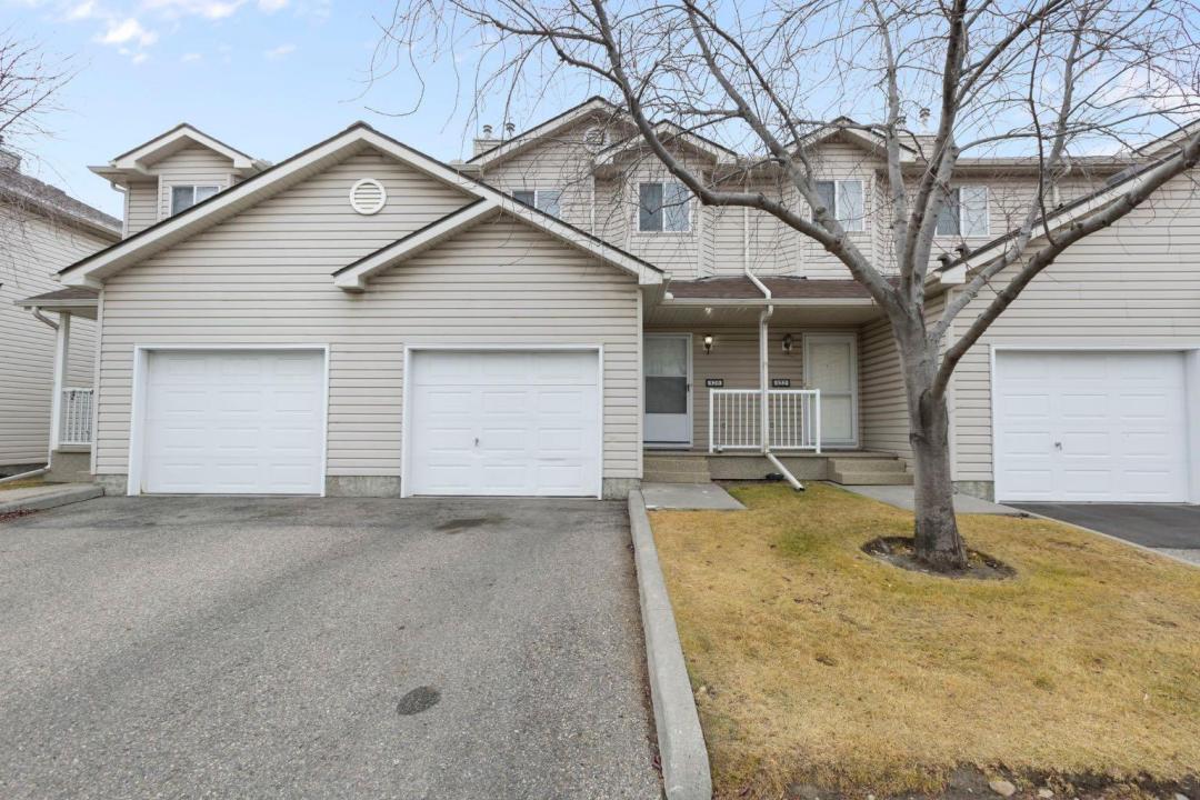 120 DOUGLAS GLEN PARK SE, Calgary, Alberta T2Z 3Z3, Canada