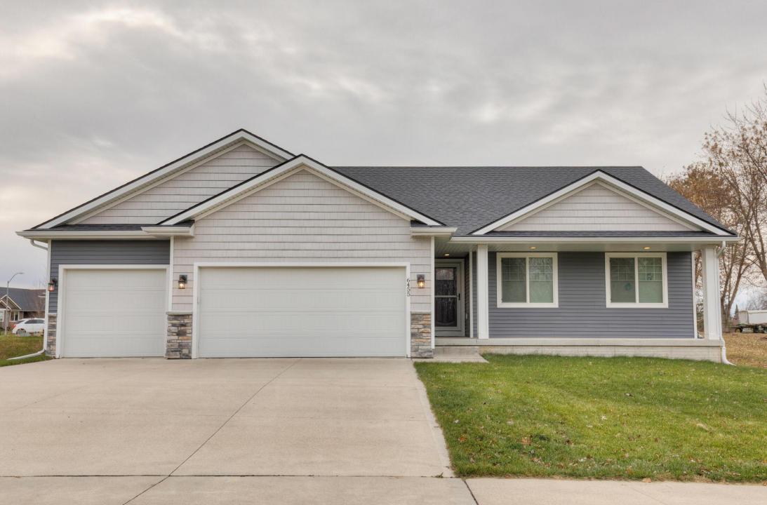 6455 Sunlight Drive, Pleasant Hill, Iowa 50327
