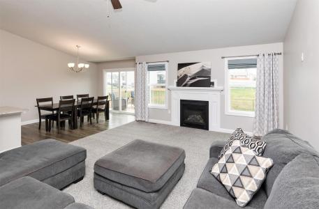 6455 Sunlight Drive, Pleasant Hill, איווה 50327, ארצות הברית של אמריקה