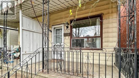 737 MANNING AVENUE, Toronto (annex), Ontario M6G 2W5, Canadá