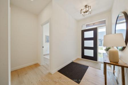 32 POSTMA CRESCENT, North Middlesex, Ontario N0M 1A0, Canadá