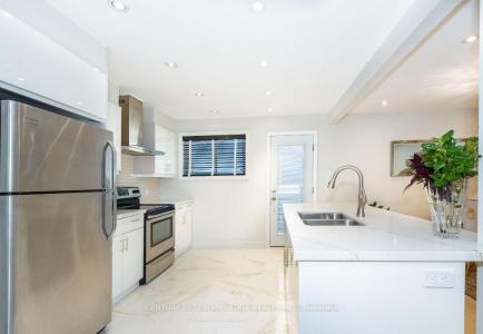 30 FOREHT CRESCENT, Aurora, Ontario L4G 3E8, Canada