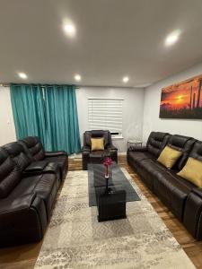 24 MEDLEY LANE, Ajax, Ontario L1S 3P6, Canada