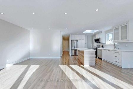 765 GREENFIELD CRESCENT, Newmarket, Ontario L3Y 3B2, CANADÁ