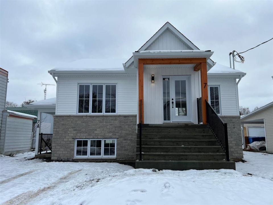 7 Rue Ayers, Lachute, Quebec J8H 2S7, Kanada