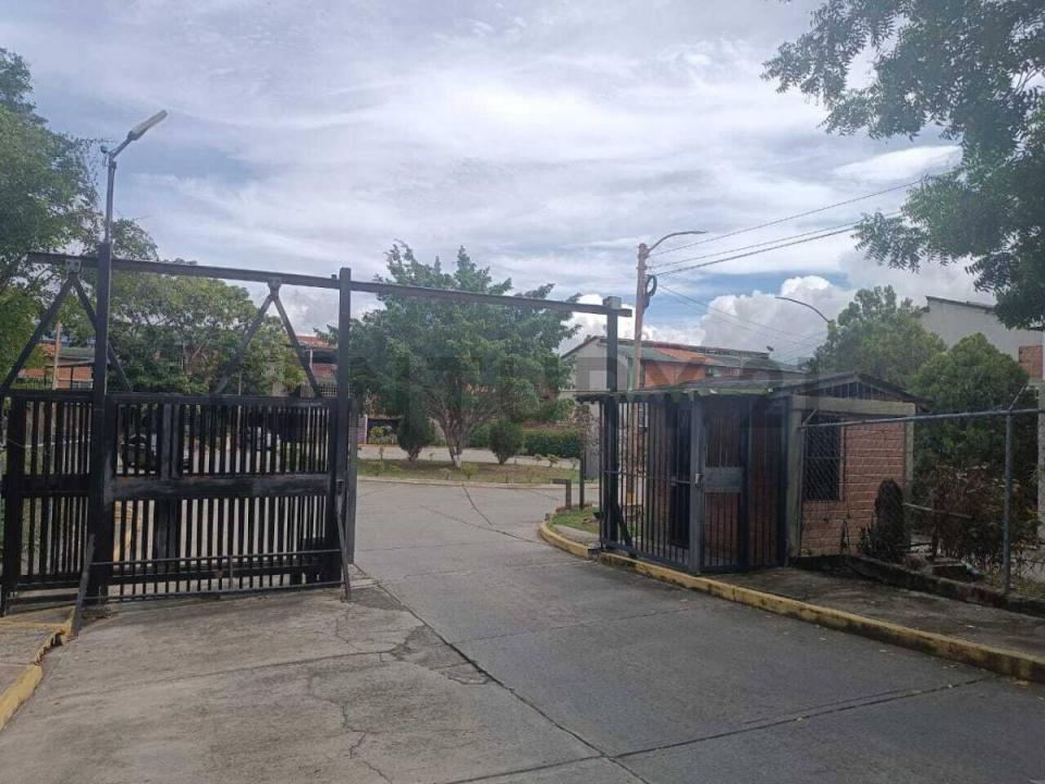 Terraza Sur Townhouse 3 nivele en venta Nueva Casarapa, Guarenas, Miranda 1220, Venezuela