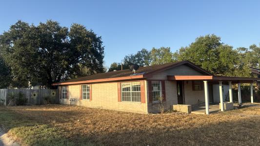 218 Graham, Kenedy, Texas 78119, USA