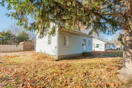 713 E George, Clinton, Illinois 61727, USA