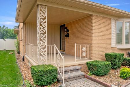 21979 Hickorywood Drive, Dearborn Heights, Michigan 48127, États-Unis