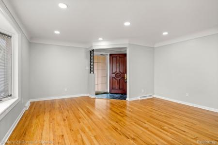 21979 Hickorywood Drive, Dearborn Heights, Michigan 48127, États-Unis