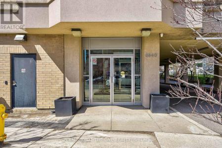 5940 YONGE STREET, Toronto (newtonbrook West), Ontario M2M 3V9, Canada