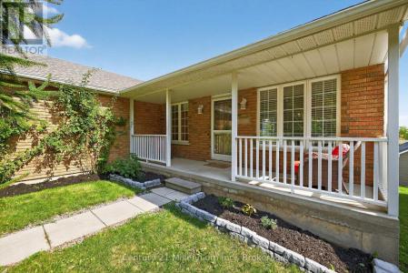 702 SPILLSBURY DRIVE, Peterborough (otonabee Ward 1), Ontario K9K 2K2, Canada