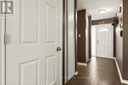 2050 UPPER MIDDLE ROAD, Burlington (brant Hills), 온타리오주 L7P 3R9, 캐나다