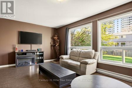 2050 UPPER MIDDLE ROAD, Burlington (brant Hills), 온타리오주 L7P 3R9, 캐나다