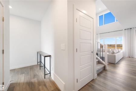 9332 183 AVENUE NW, Edmonton, Alberta T5Z 0V1, Canadá