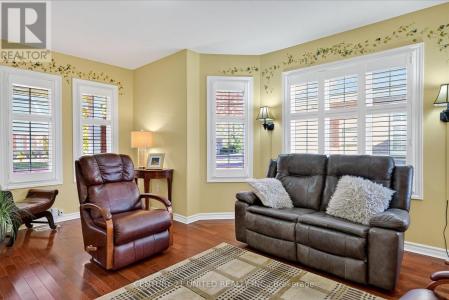 6 VILLAGE CRESCENT, Peterborough (otonabee Ward 1), אונטריו K9J 8S7, קנדה 