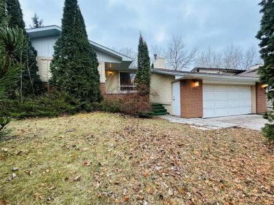 134 BARKER BOULEVARD, Winnipeg, Manitoba R3R 2E1, Canada