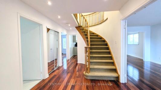 1339 QUINPOOL COURT, Mississauga, Ontario L5C 4J3, Canada