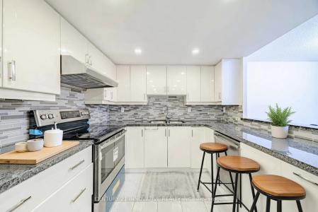 5 WELDRICK ROAD W, Richmond Hill, 安大略省 L4C 8S9, 加拿大