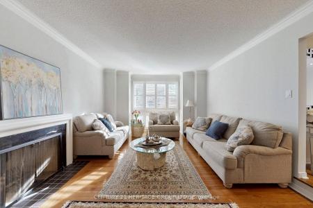 136 CRANBERRY LANE, Aurora, Ontario L4G 5Z3, Canada