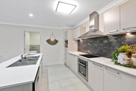 12 Heathwren Street, Forest Glen, QLD 4556, Avustralya