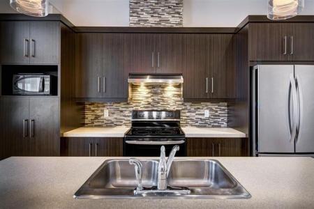 7945  Rue Nadeau, Brossard, Quebec J4Y 0G7, Kanada