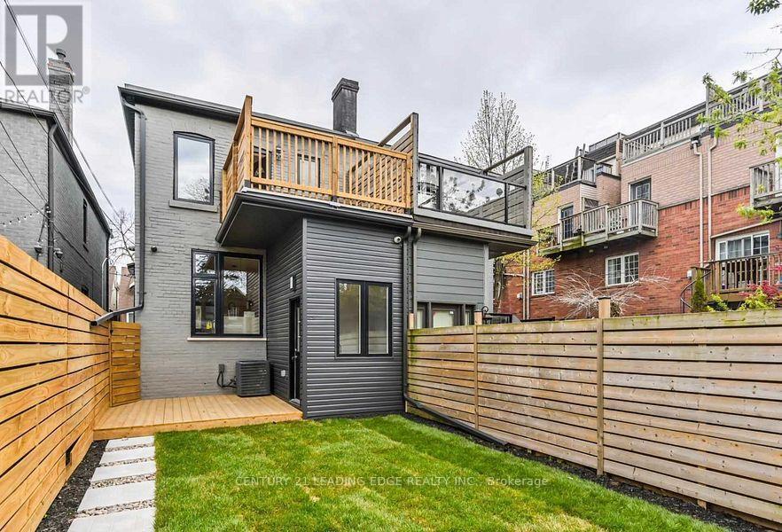 8 KENT ROAD, Toronto (greenwood-coxwell), Ontario M4L 2X6, Canada