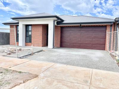 10 Warren Street, Thornhill Park, VIC 3335, Australia