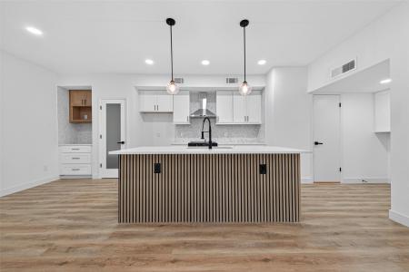 2123 Lake Village, Houston, Texas 77339, USA