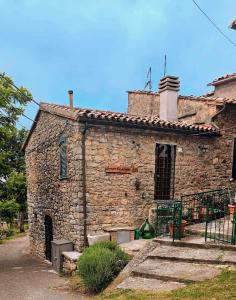 via pò, Semproniano, Toscana 58055, Italia