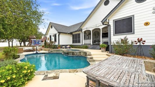 226 Broken Arrow, Floresville, Texas 78114, USA