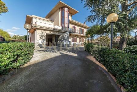 via salaria, San Giovanni La Punta, Sicilia 95037, Italy