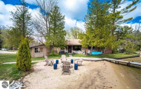 7811 Hillside Drive, Traverse City, Michigan 49685, USA