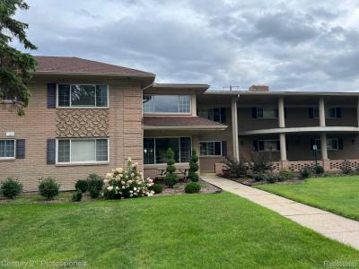 2375 Walton Boulevard #8, RochesterHills, Michigan 48309, USA