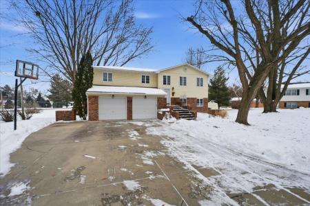 5 Hillside Dr E, Oelwein, Iowa 50662, USA