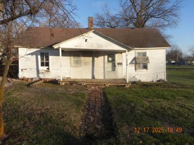 112 S COLUMBIA St, CENTRALIA, Missouri 65240, USA