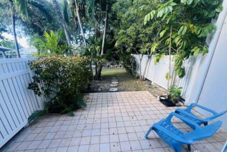 PALM SPRINGS TOWNHOUSE 2/2.5 BATH NOW, South Sound, Grand Cayman, Каймановы Острова