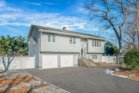 299 Seminole St, Ronkonkoma, NY 11779, USA