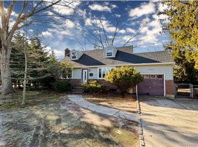 1262 Saxon Avenue, Bay Shore, NY 11706, USA