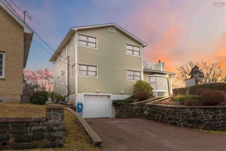 42 LODGE DRIVE, Halifax, Nova Escócia B3M 2G7, Canadá