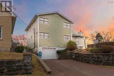 42 LODGE DRIVE, Halifax, Nova Escócia B3M 2G7, Canadá