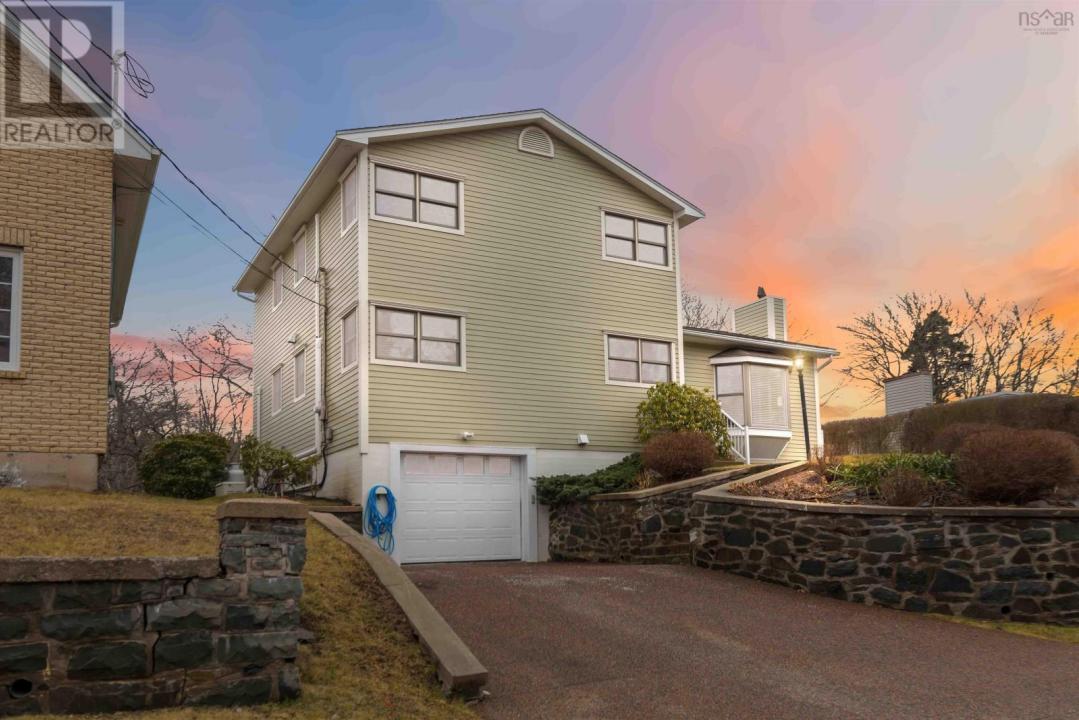 42 LODGE DRIVE, Halifax, Nova Escócia B3M 2G7, Canadá