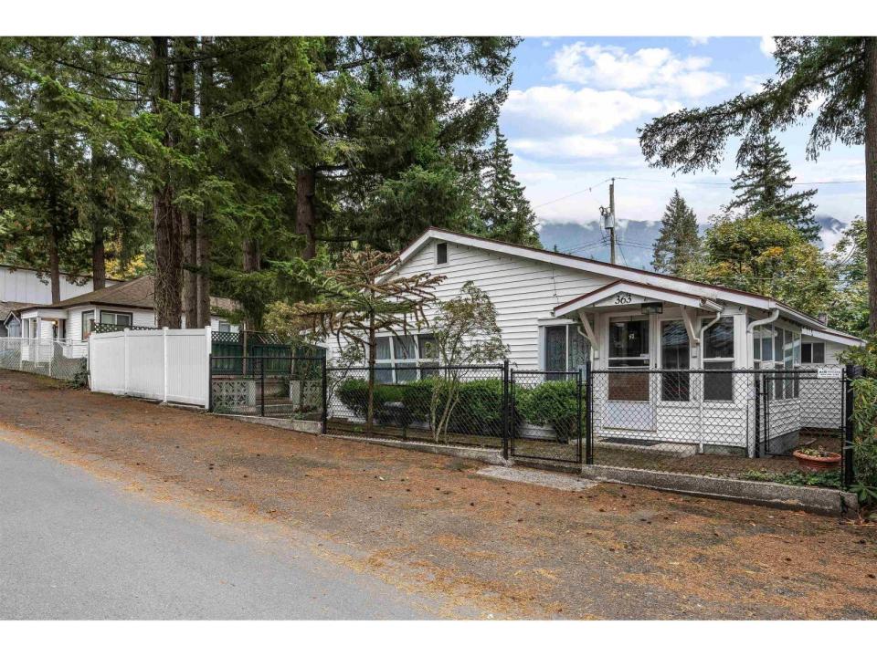 363 PINE STREET, Cultus Lake, 브리티시 컬럼비아주 V2R 4Y9, 캐나다
